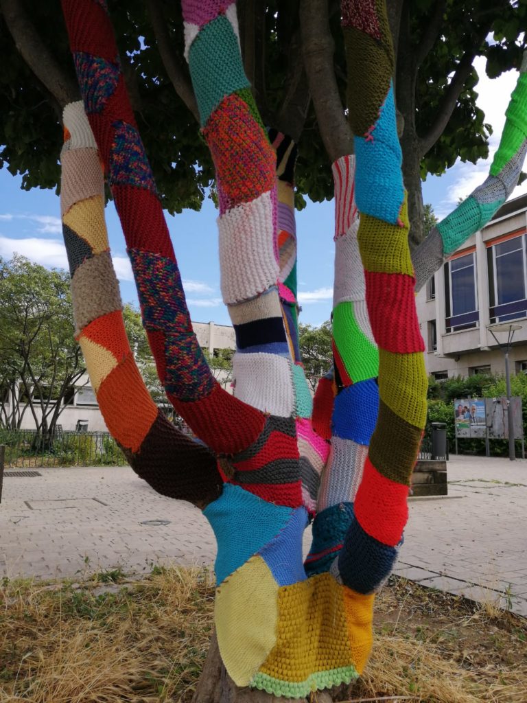 un arbre recouvert de laine