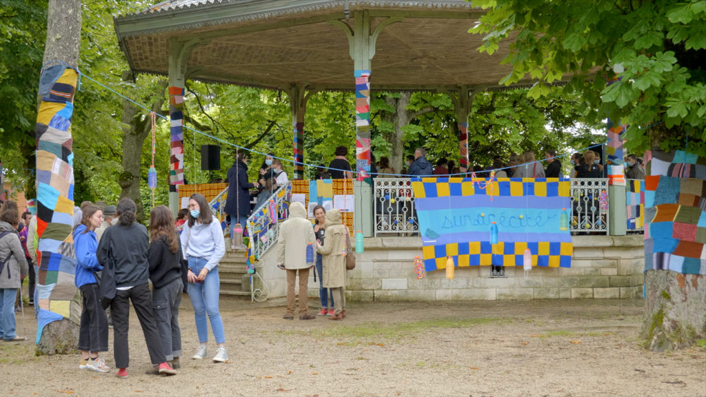 1 photo du kiosque de Blossac entouré de laine