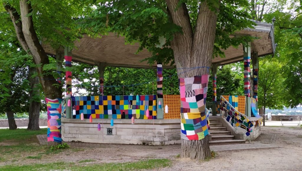 1 photo de la réalisation en tricot faite pour le YARN BOMBING à POITIERS : le kiosque de Blossac entouré de laine