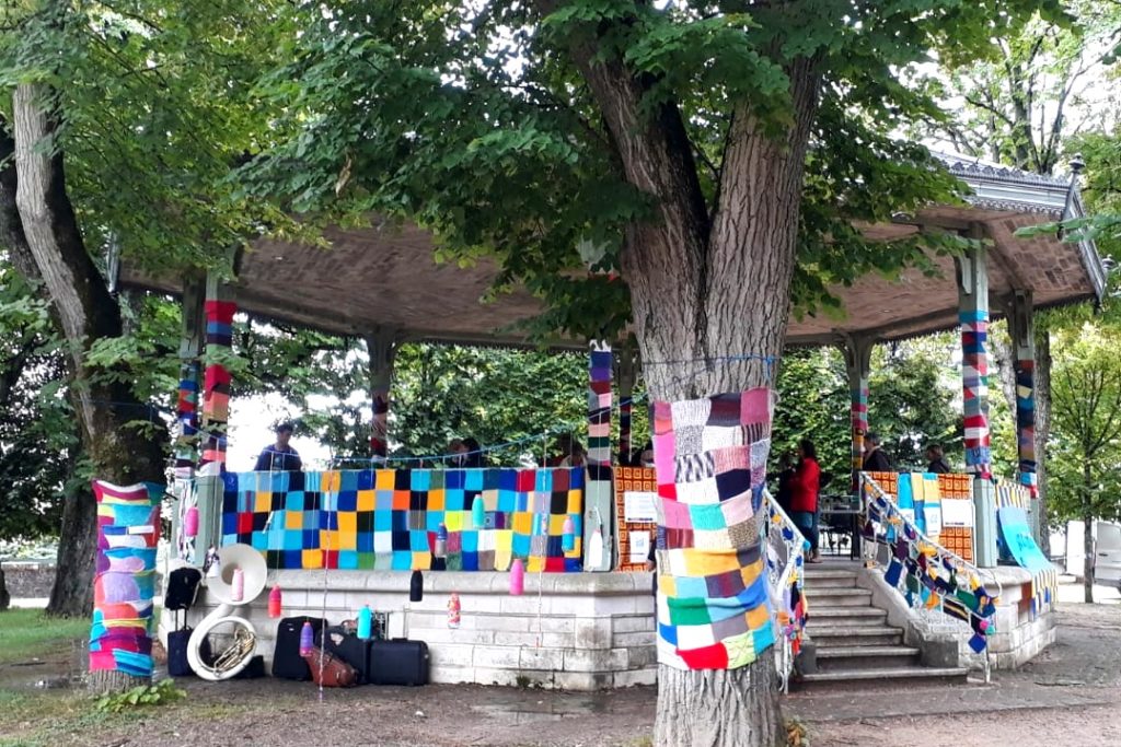 1 photo du kiosque de Blossac entouré de laine