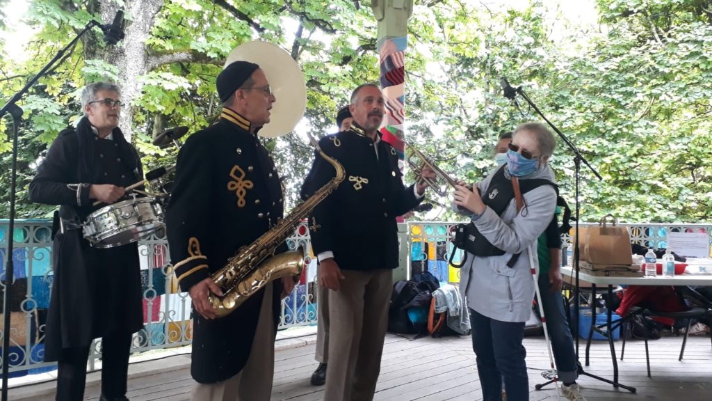 1 photo d'un groupe de musique (fanfare)