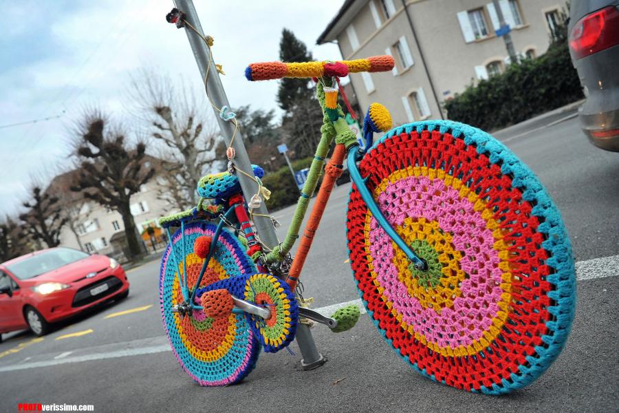 1 photo d'un vélorecouvert de laine