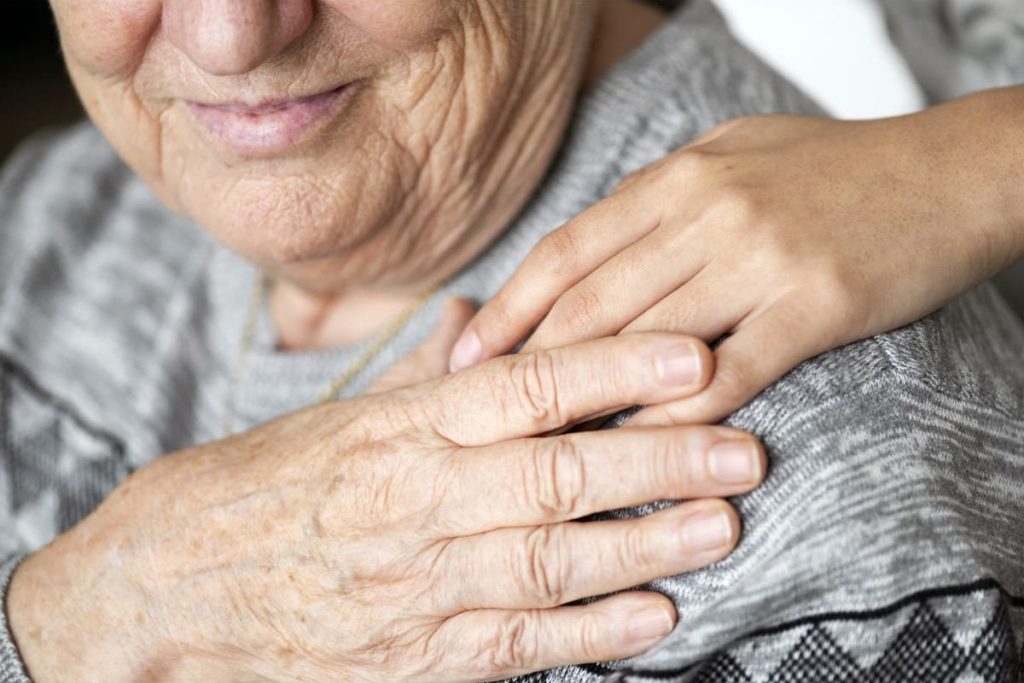 1 image représentant une personne âgée dont la main recouvre une main jeune sur son épaule