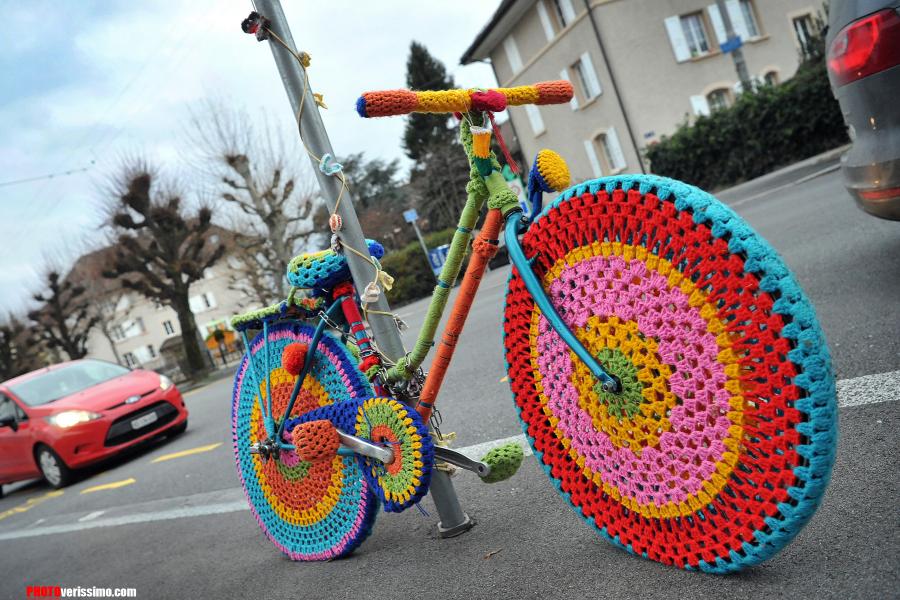 1 image représentant un vélo recouvert de fils de laine