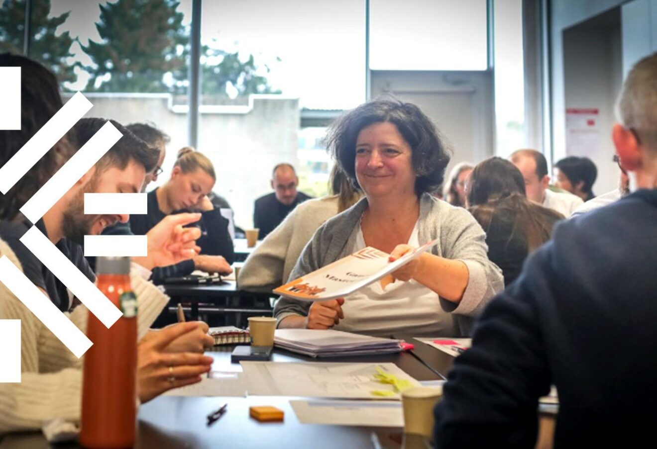 Femme tendant une brochure universitaire à un étudiant